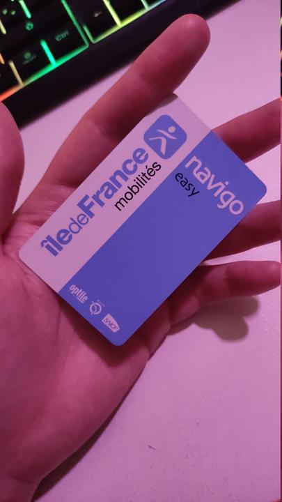 My paw holding a pass Navigo Easy from Ile de France Mobilités
